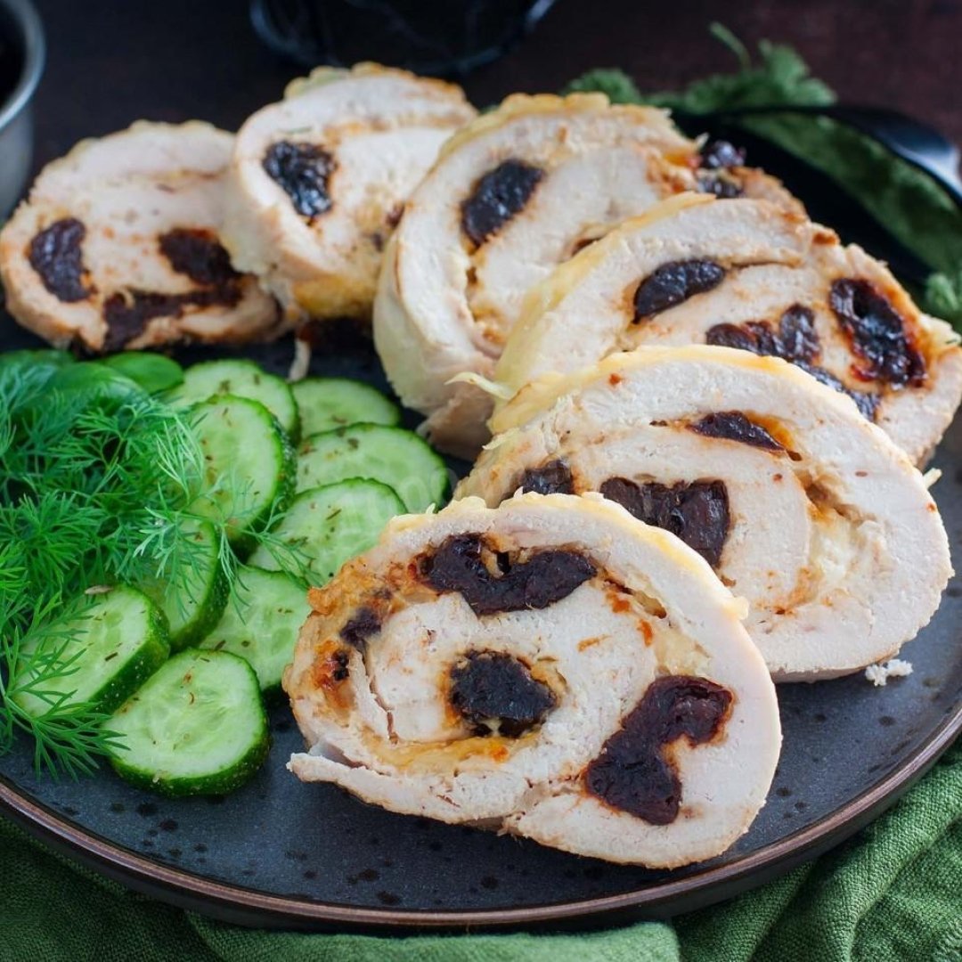 Куриные рулеты с сухофруктами