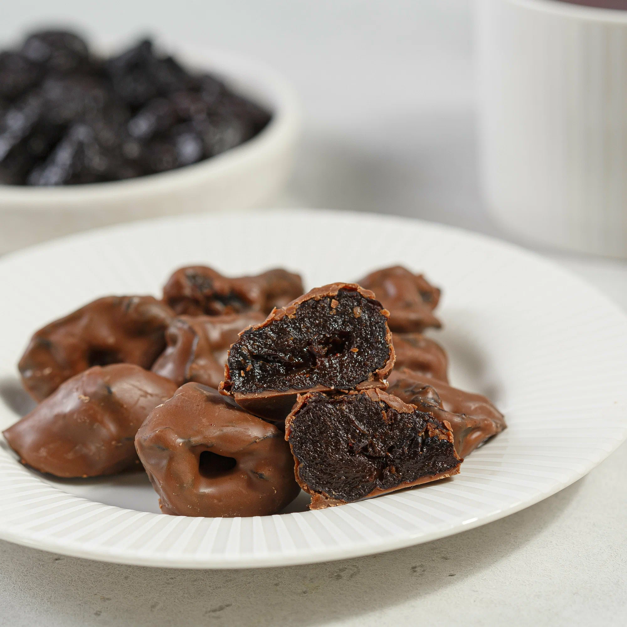 Шоколадный трюфель с черносливом в кружке