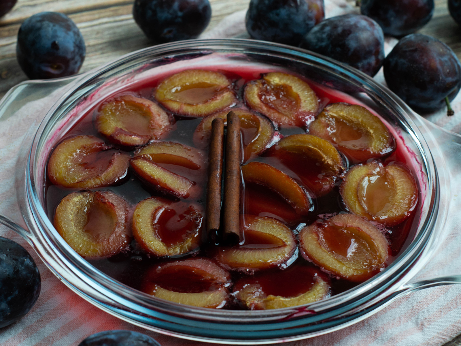 Pflaumen in Rotwein